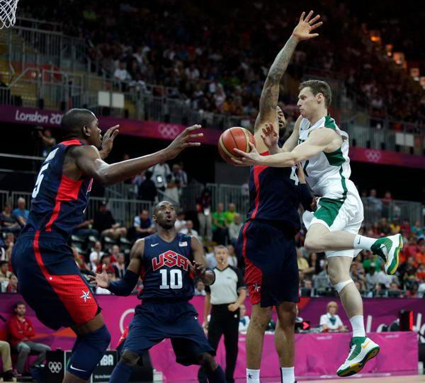 周定洋入围亚冠最佳球员，但因限薪令遭拒，欲重返欧洲或改身份寻求更高薪资。（周定洋跻身亚冠最佳候选，却因限薪遭拒，拟重返欧洲或改身份谋更高薪资）