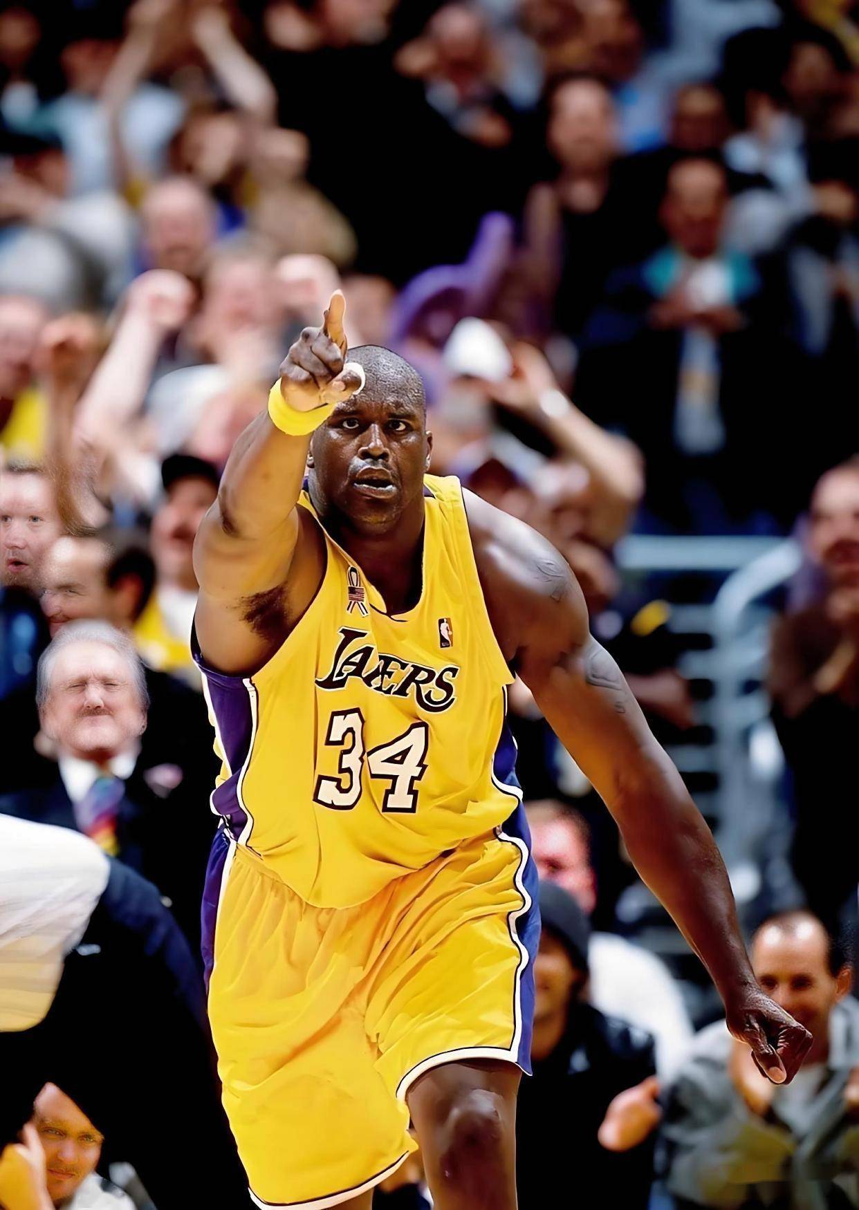 德转列英格兰球员身价TOP10：贝林厄姆1.6亿欧第1，埃泽上榜（德转公布英格兰球员身价前十榜：贝林厄姆以1.6亿欧居首，埃泽入选）